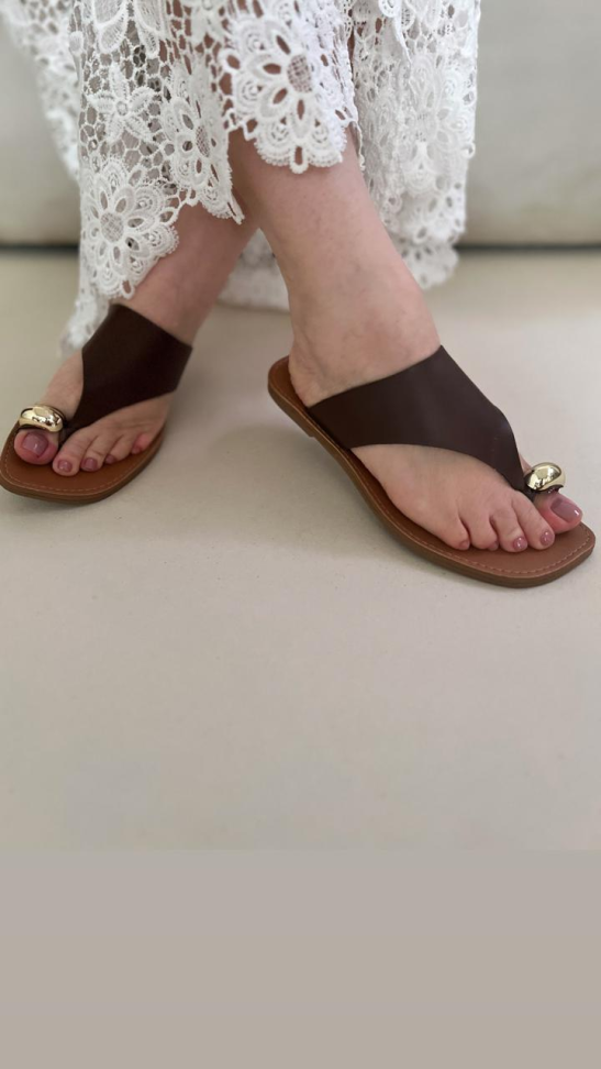 Chinelo café detalhe ouro dedo R$93,00 - #2