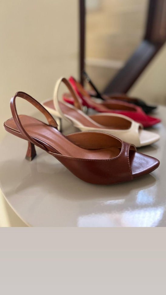 Sandália média preta bico R$236,00 - #2