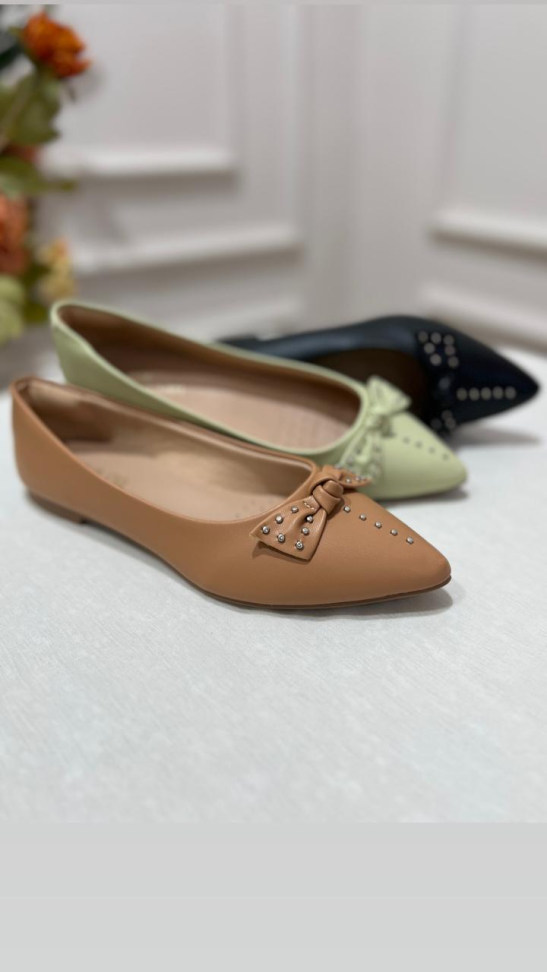 Sapatilha bico fino laço tachas R$132,00 - #1