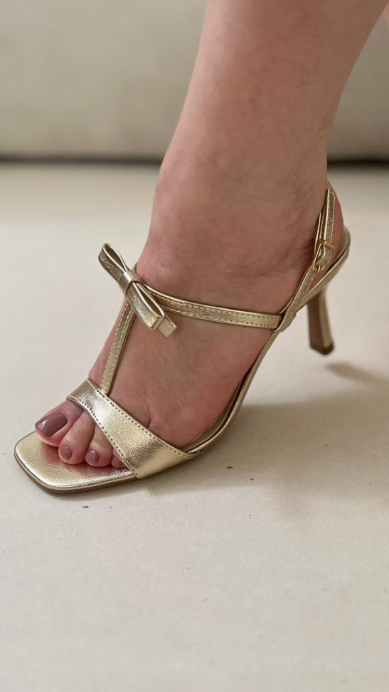 Sandália salto fino ouro detalhe lacinho R$236,00 - #1