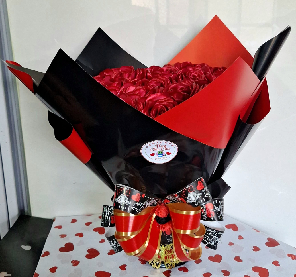 Buquê de 19 Rosas de Cetim