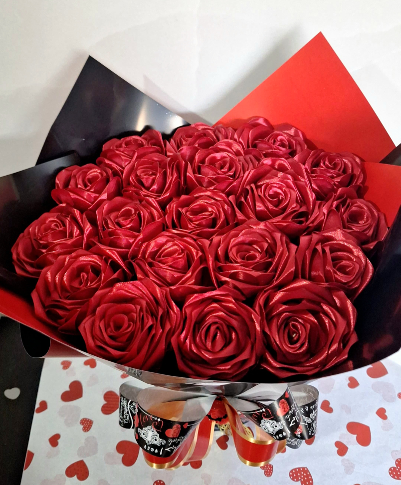Buquê de 19 Rosas de Cetim