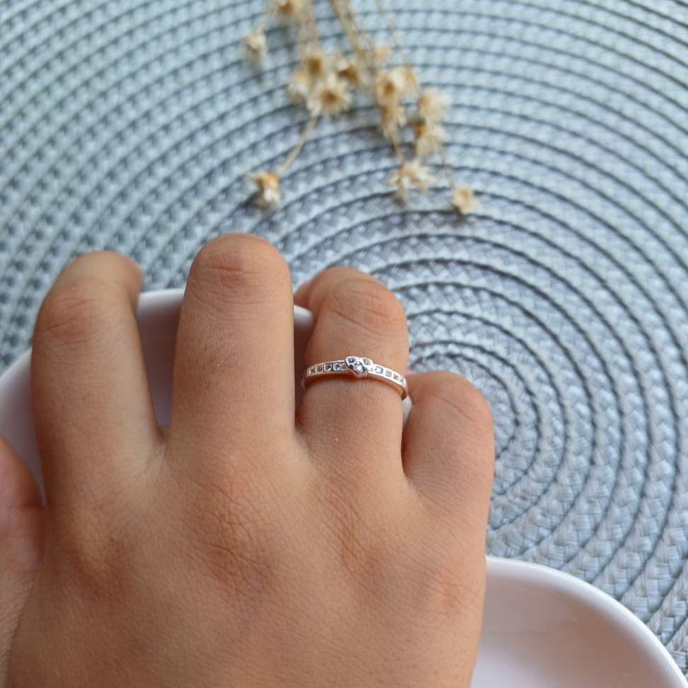 Anel Infantil Coraçãozinho com Lateral Cravejada em Prata 925 - #2