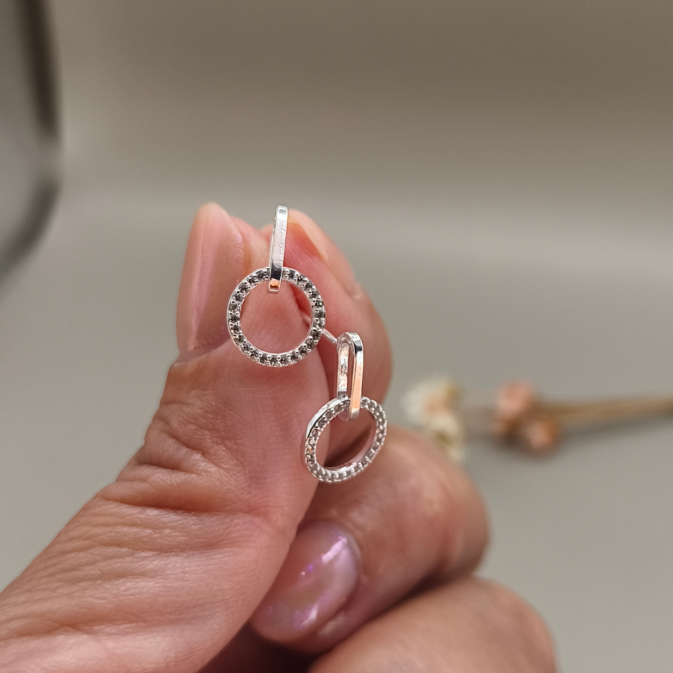 Brinco Círculo Delicado Cravejado em Prata 925 com Microzircônias