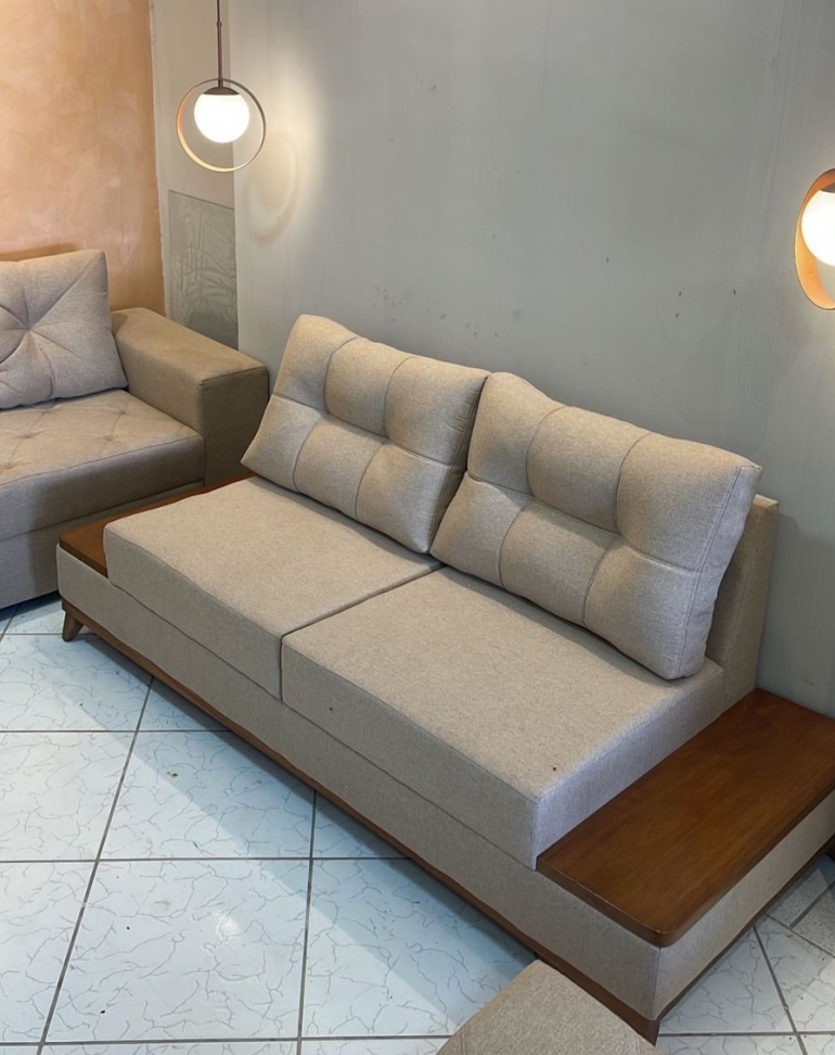 Sofá Tokio Decorativo com Base de Madeira (2.0m)