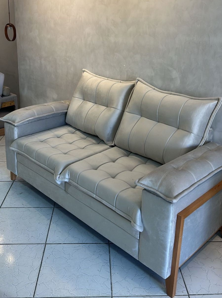 Sofá Tokio Pillow com Base Lateral de Madeira (1.9m)
