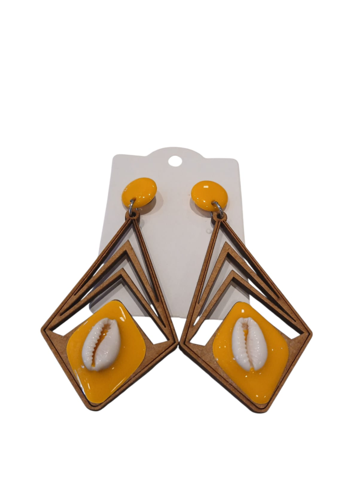 brinco em mdf com resina e búzios - #1